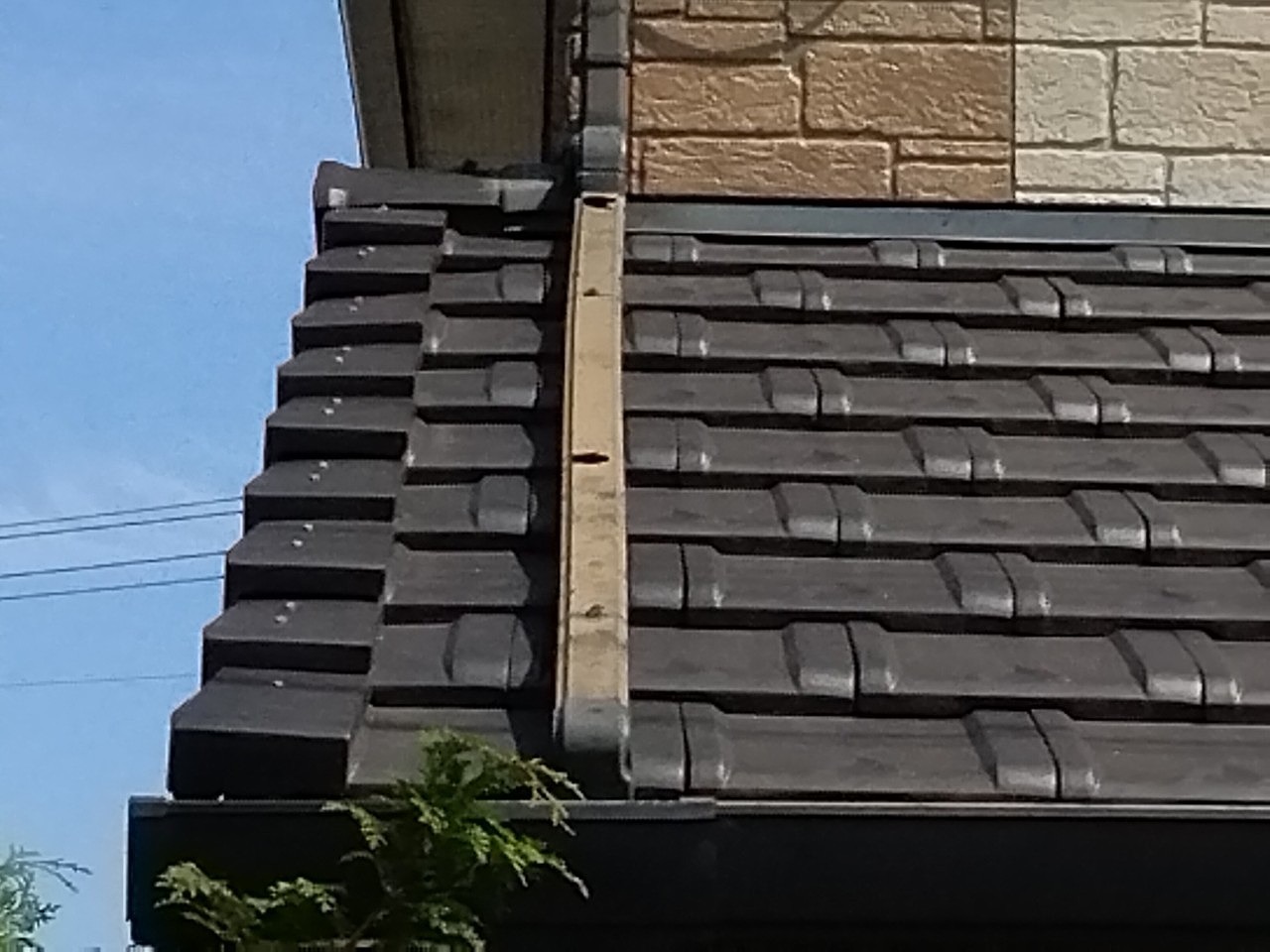 加古郡播磨町　下屋根上　這い樋に穴あき